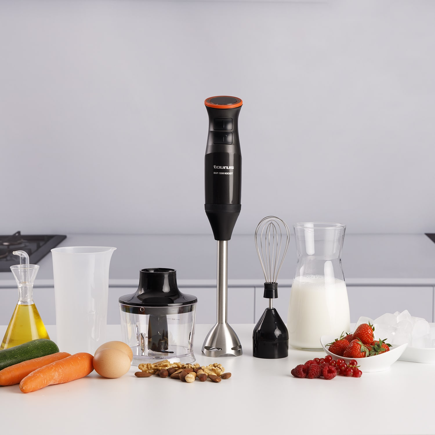 Una licuadora con varios ingredientes como frutas, verduras y un vaso de leche sobre una superficie blanca.