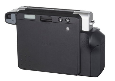Czarno-srebrny aparat Fujifilm Instax, widok pod kątem.