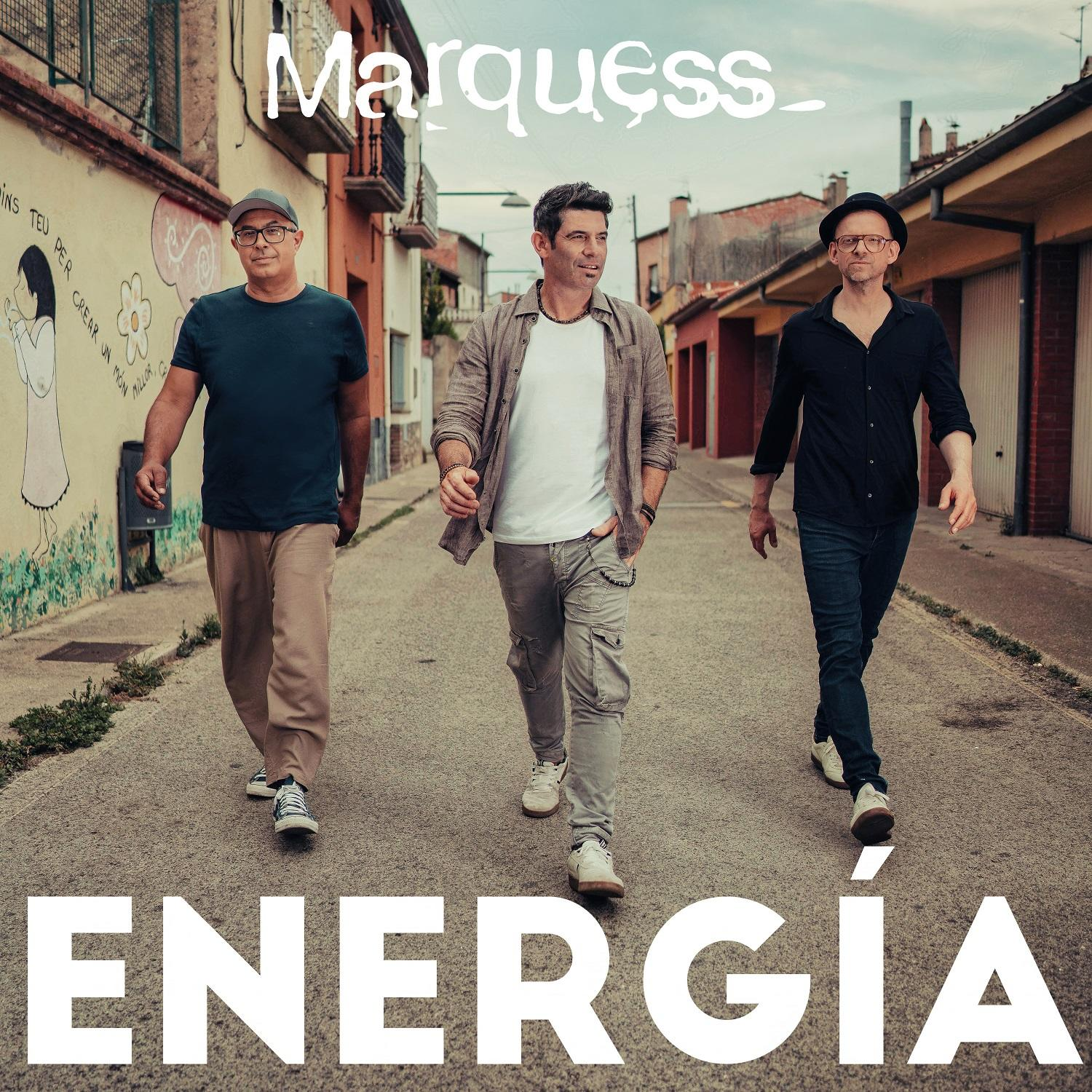 Drei Männer gehen auf der Straße, Wort 'Energía' unten.