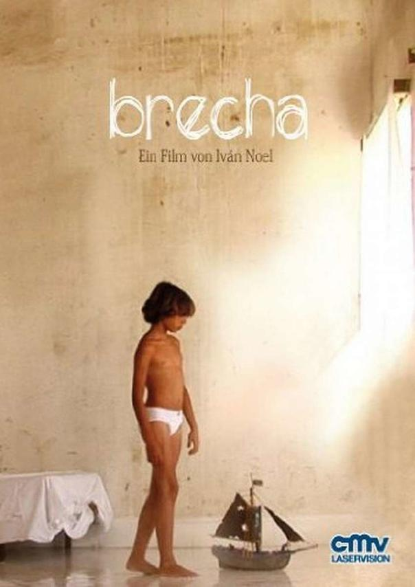 Filmplakat: Junge in weißer Unterwäsche steht. Ein Spielzeugboot ist vor ihm. Beiger Hintergrund.
