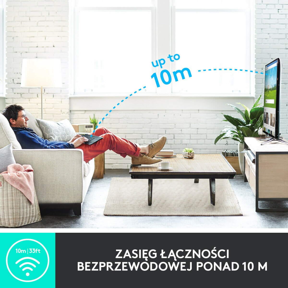 Osoba relaksująca się na kanapie, używająca laptopa, z telewizorem na stojaku w tle.