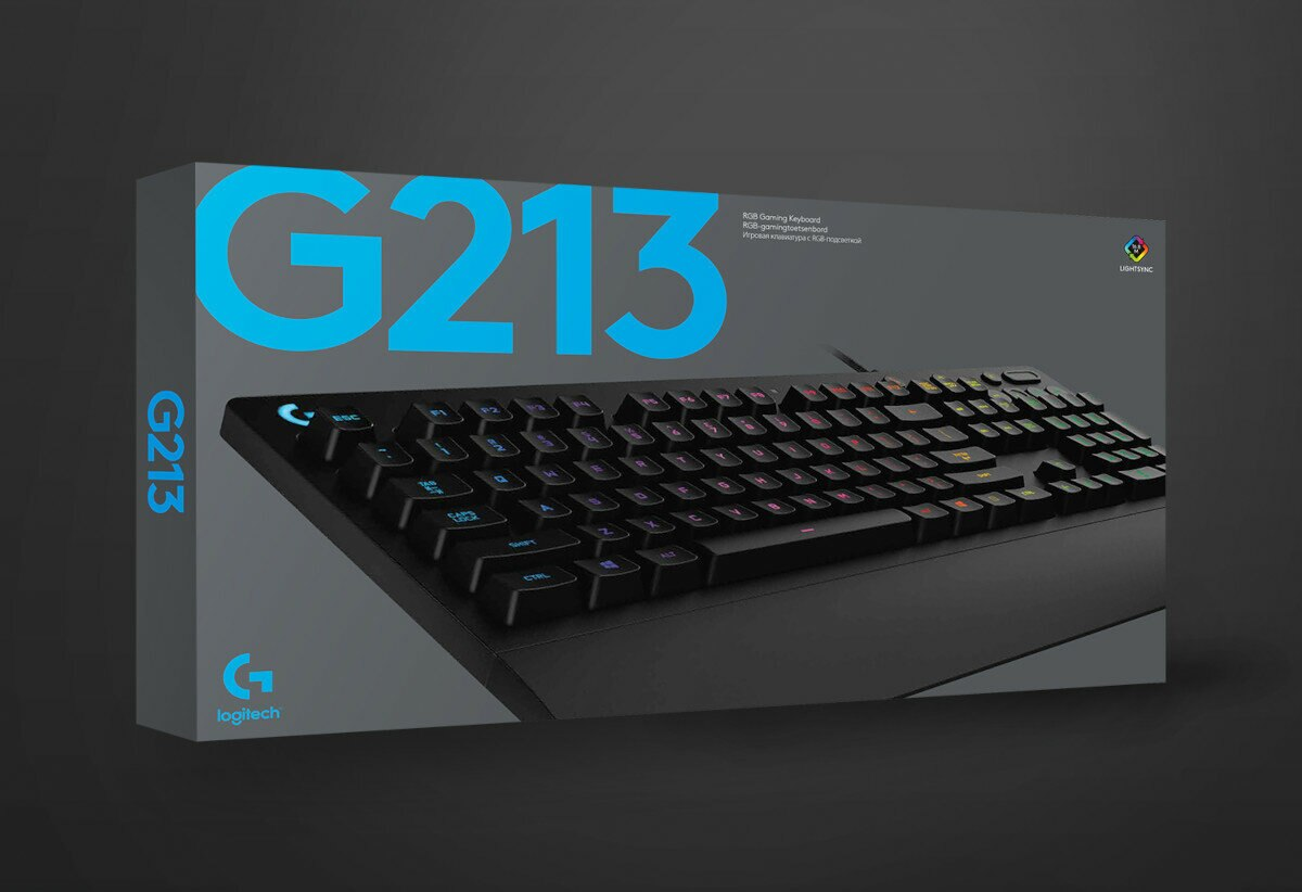 Pudełko klawiatury Logitech G213. Jest ciemnoszare z jasnoniebieskim tekstem i obrazem klawiatury.