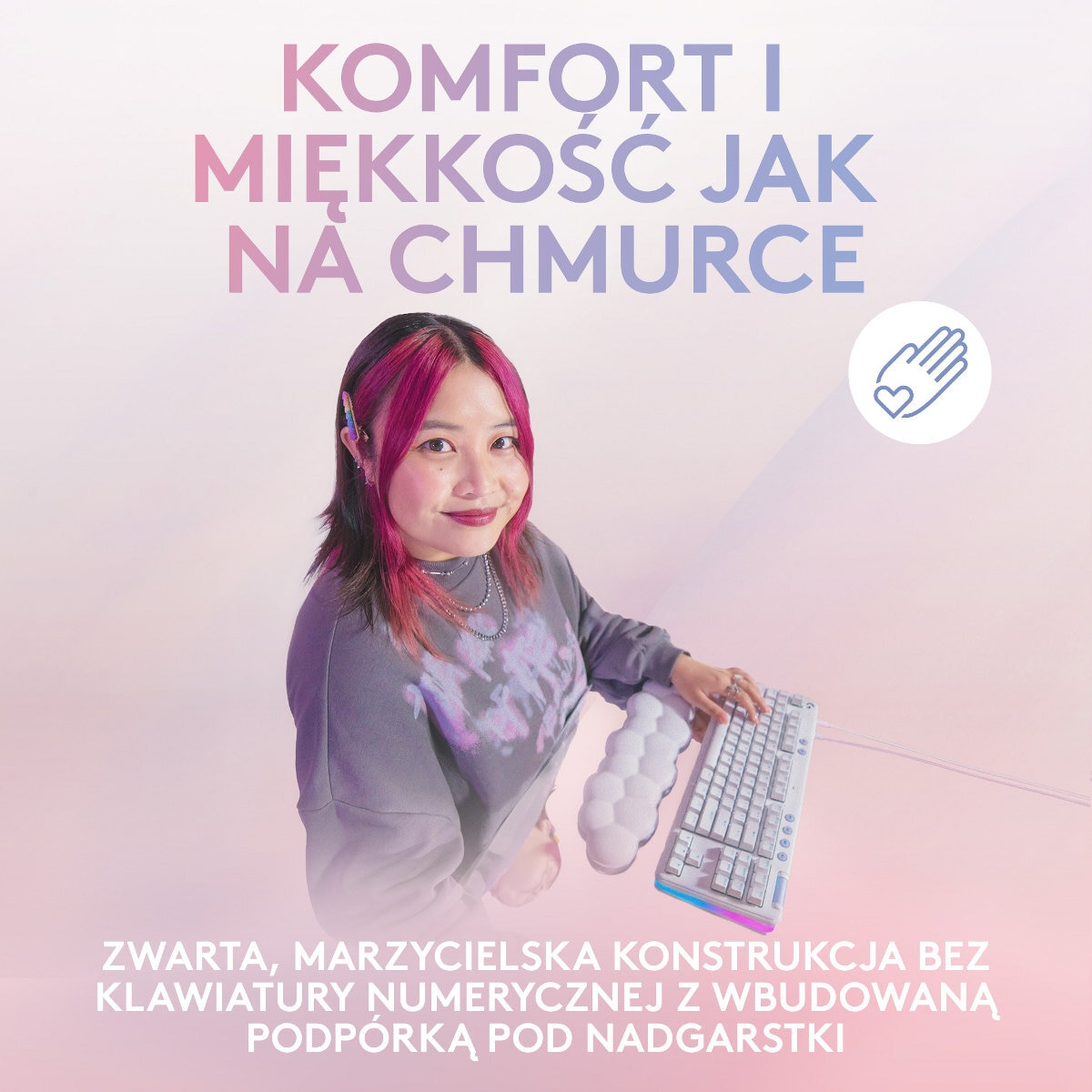 Kobieta trzymająca klawiaturę z tekstem po polsku. Klawiatura ma podpórkę pod nadgarstek.