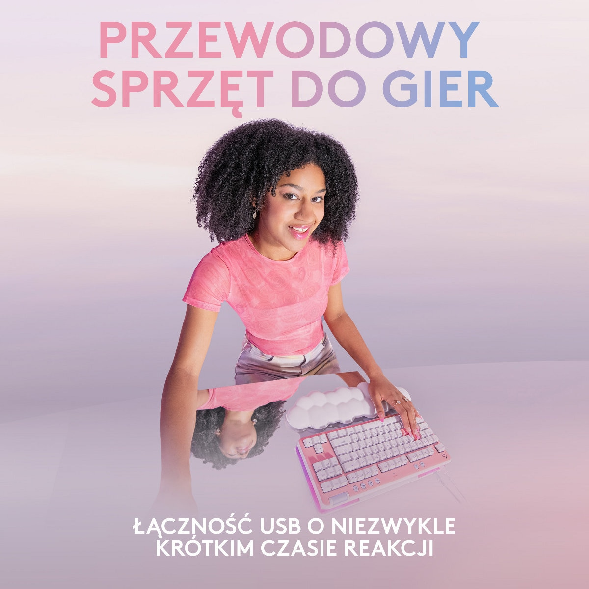 Kobieta w różowej koszulce, trzymająca klawiaturę, odbicie w lustrze.