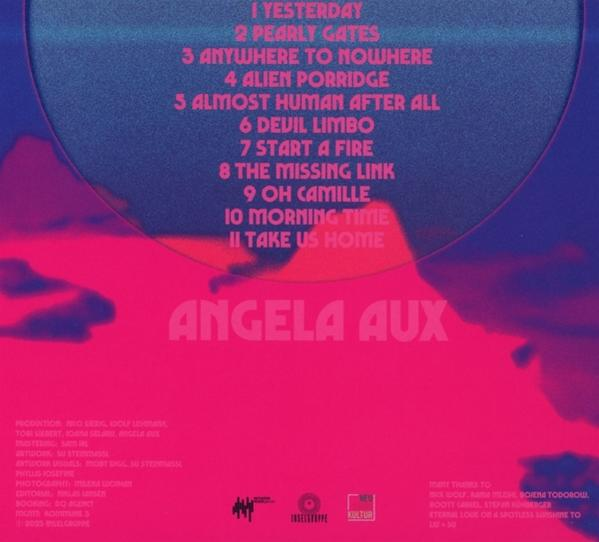 Musikalbum-Cover mit Songtiteln und Künstlername. Rosa und blaue Farben.