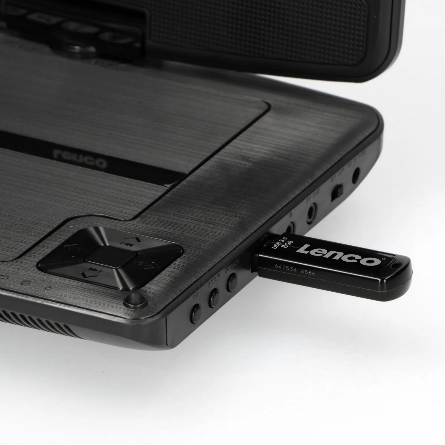 Een zwarte draagbare dvd-speler met een USB-stick erin, met het label 'Lenco'.