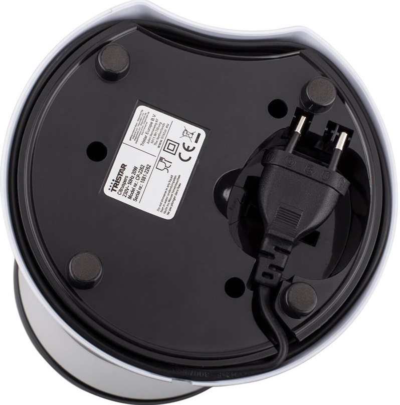 Le dessous d'une cafetière Tristar blanche et noire avec un cordon d'alimentation.