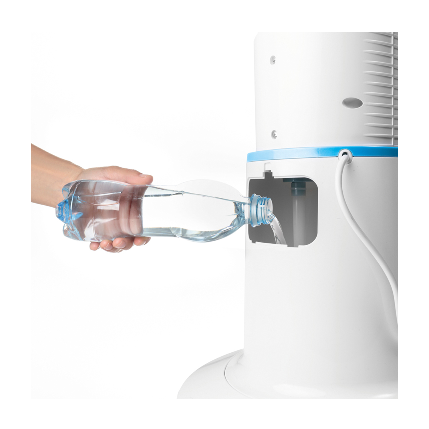 Una persona versa acqua da una bottiglia in un raffreddatore d'aria bianco e blu.