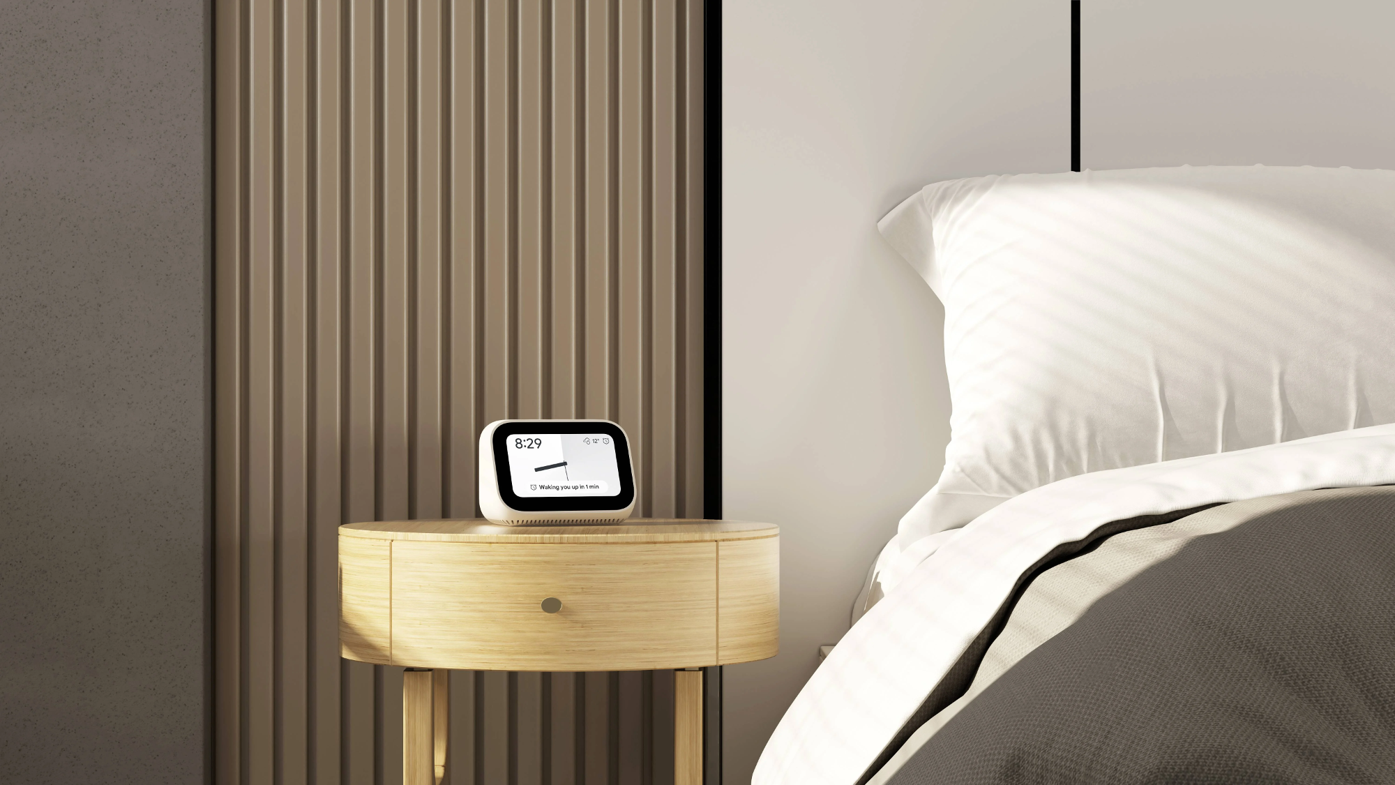 Comodino con orologio digitale e letto bianco con cuscini.
