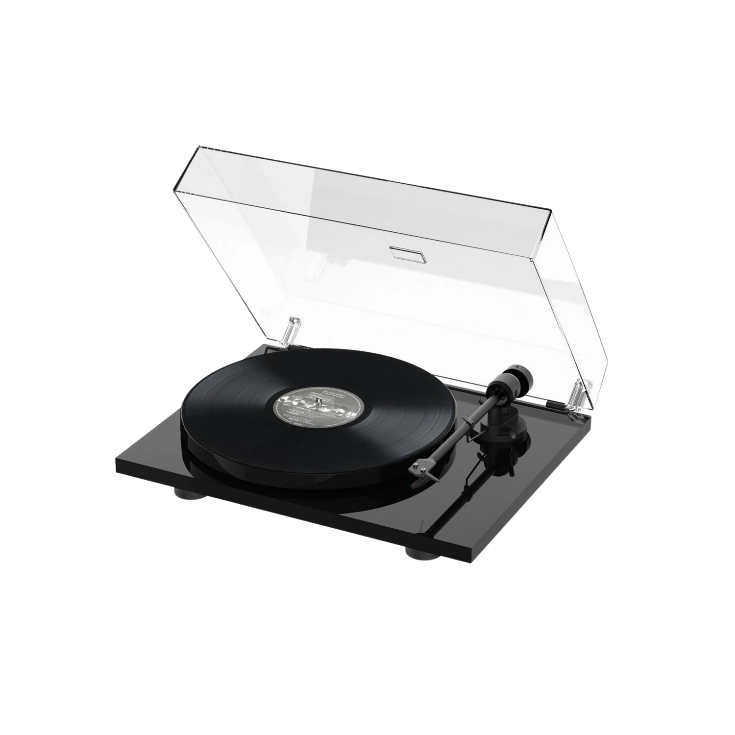 Een zwarte platenspeler met een zwarte vinylplaat. Een doorzichtige hoes is open.