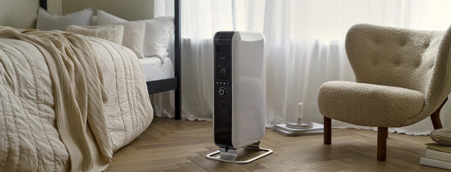 Scena di camera da letto con un riscaldatore, letto, sedia e finestra. Pavimento in legno.