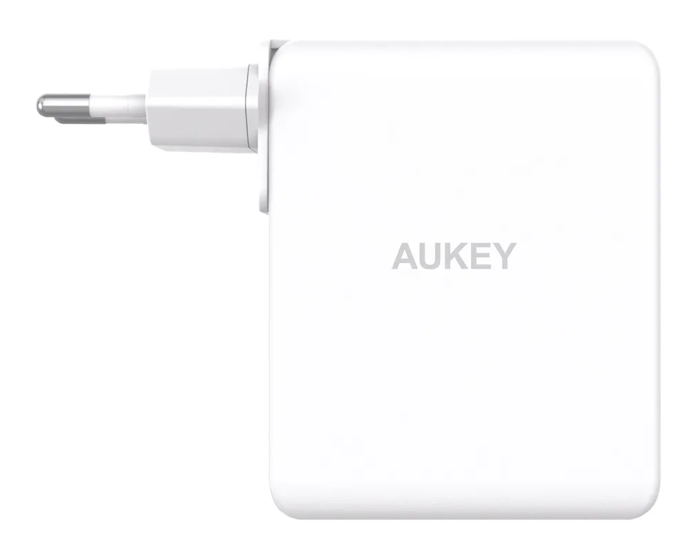 Un adattatore di alimentazione AUKEY bianco con spina.