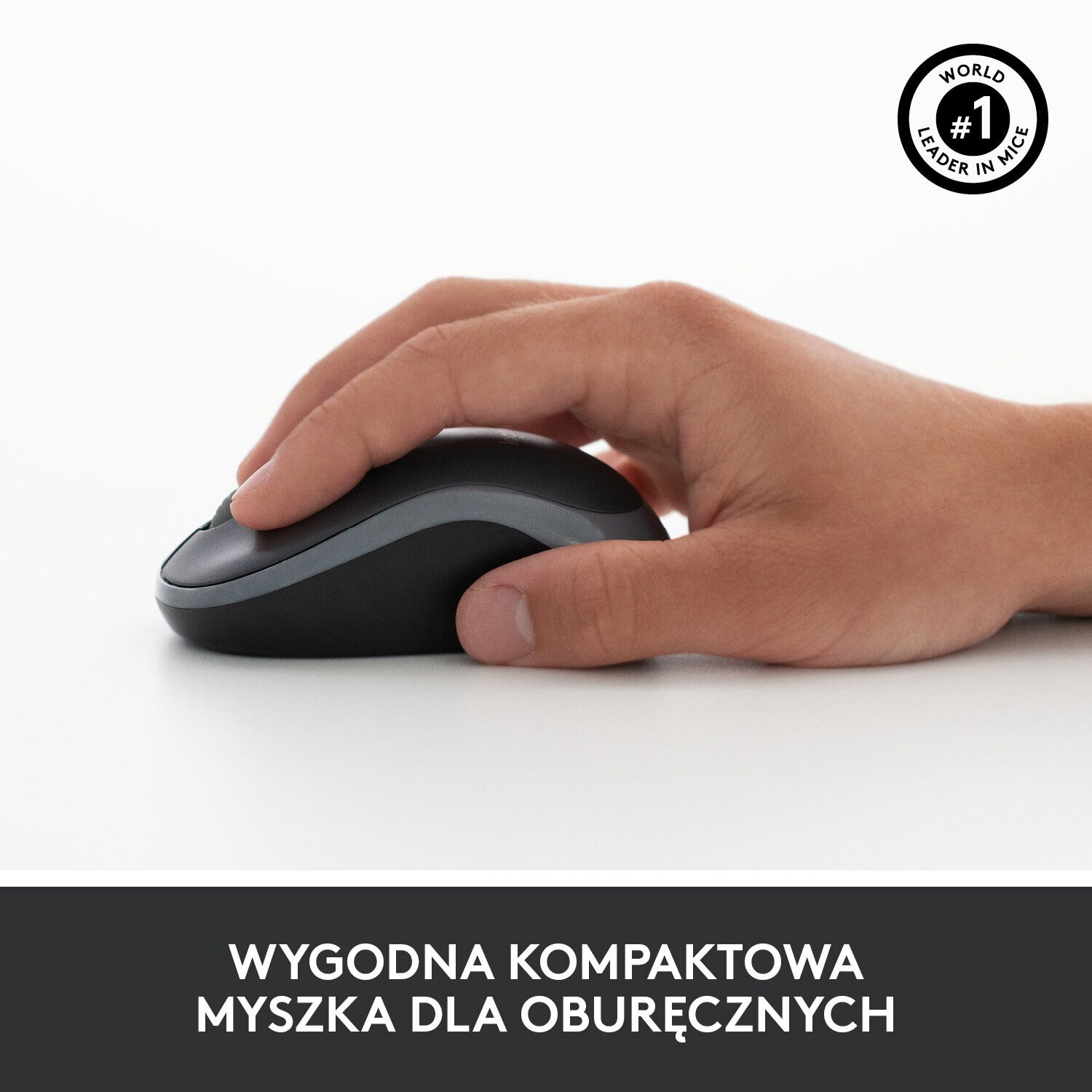 Ręka osoby trzymająca czarno-szarą mysz komputerową.