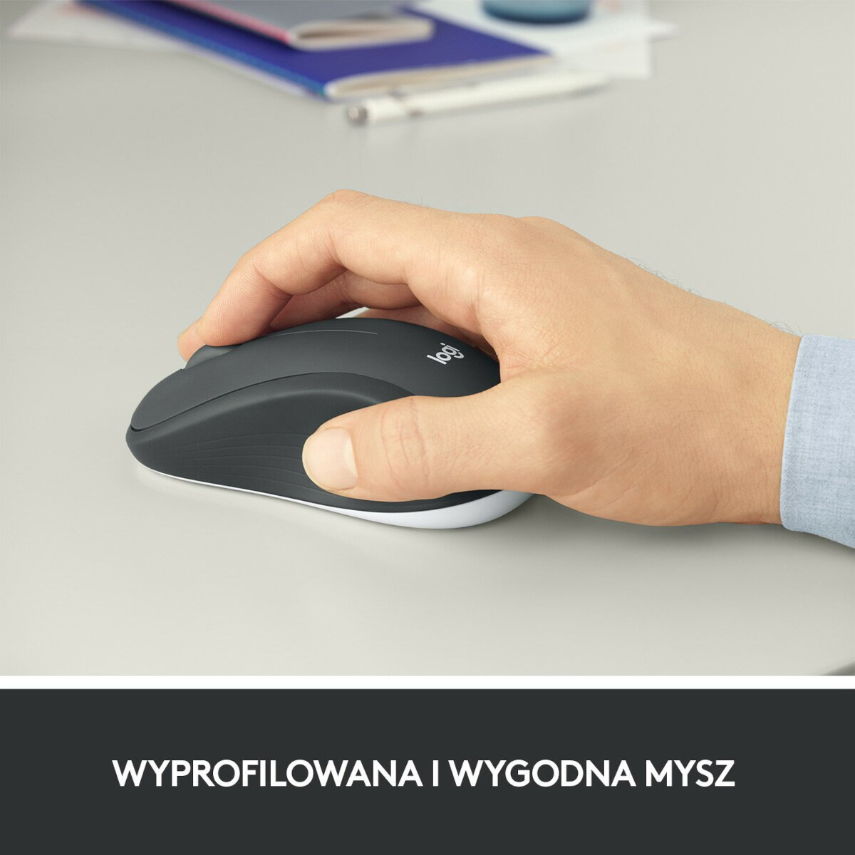 Ręka używająca szarej myszy. Białe tło.