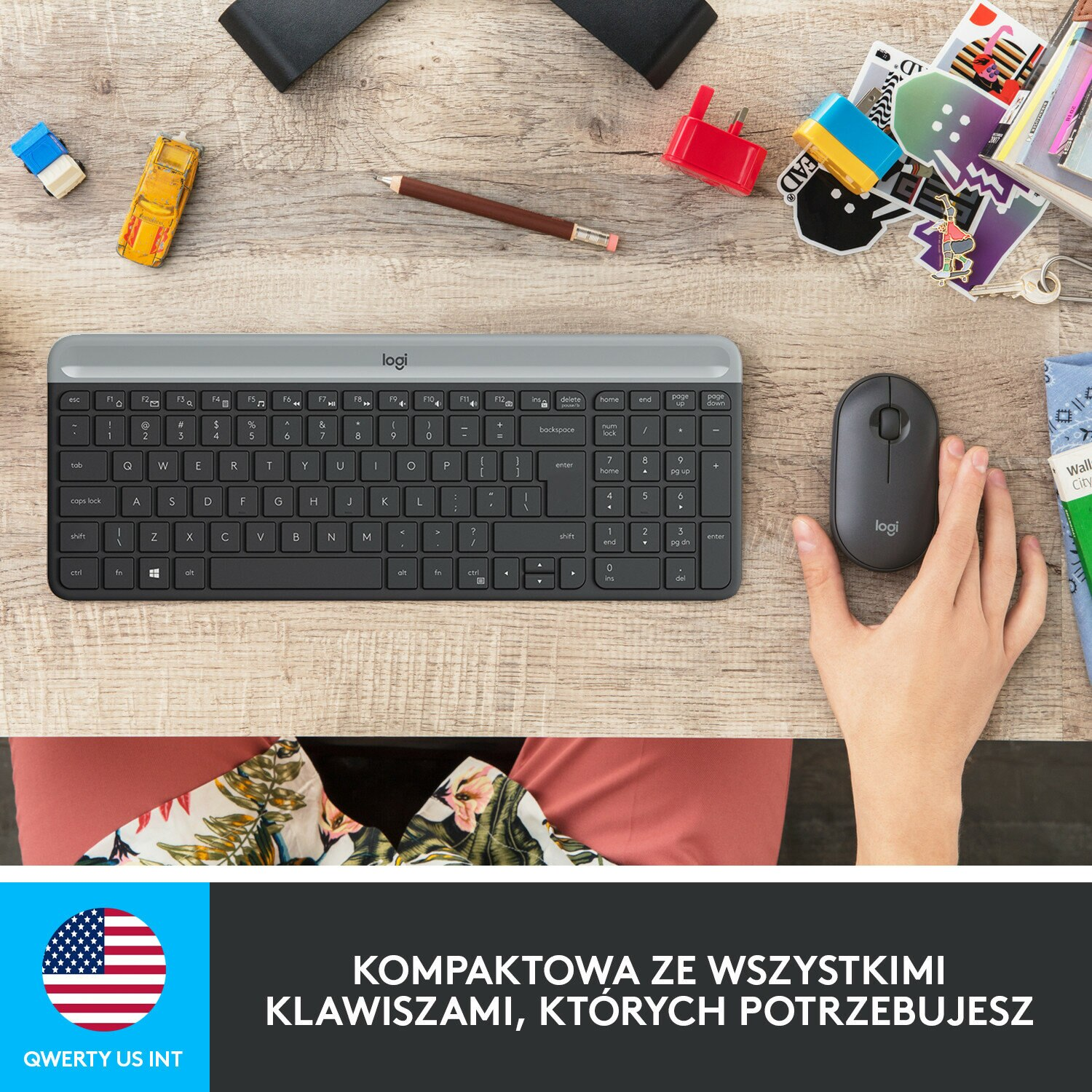 Biurko z klawiaturą i myszą. Zabawki porozrzucane. Widoczna flaga USA.