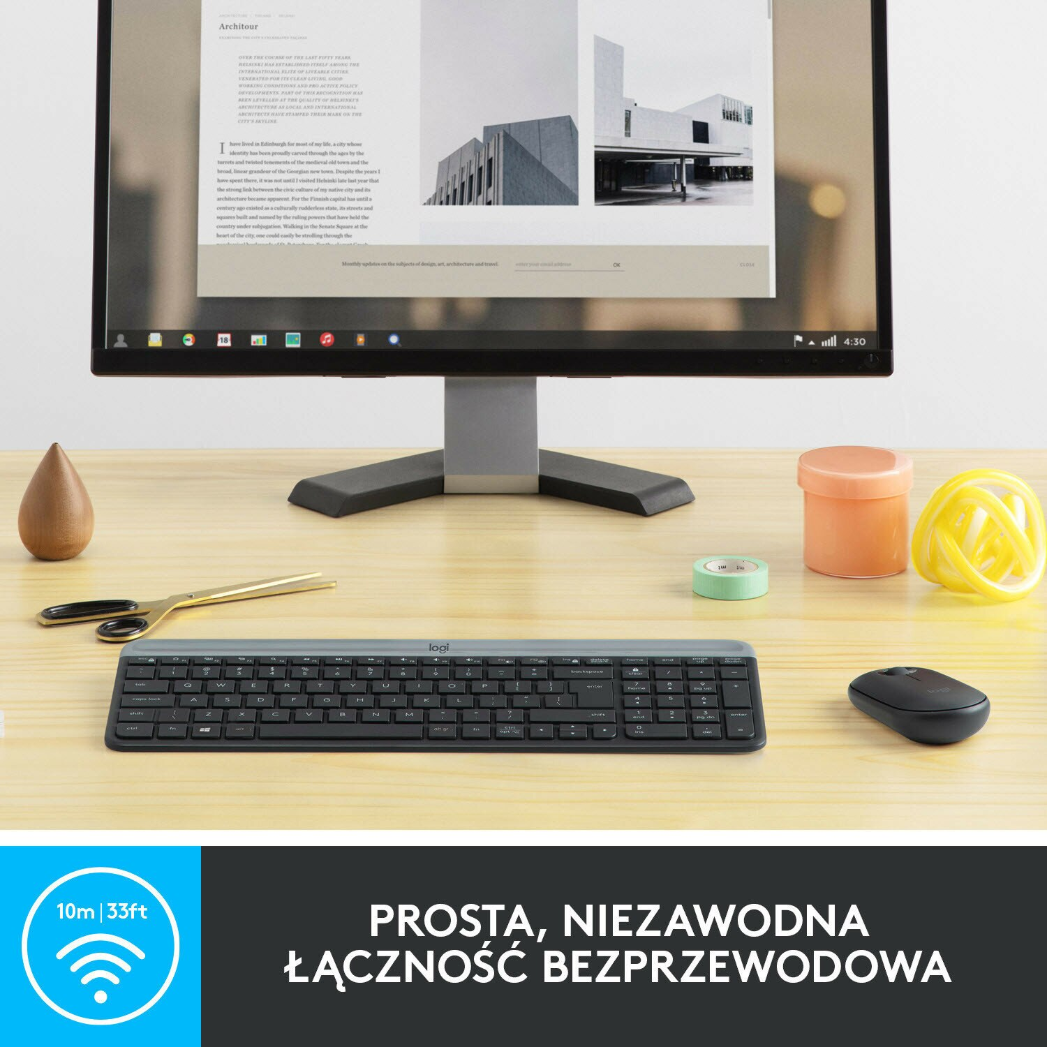 Klawiatura i mysz na drewnianym biurku, z monitorem komputera w tle.