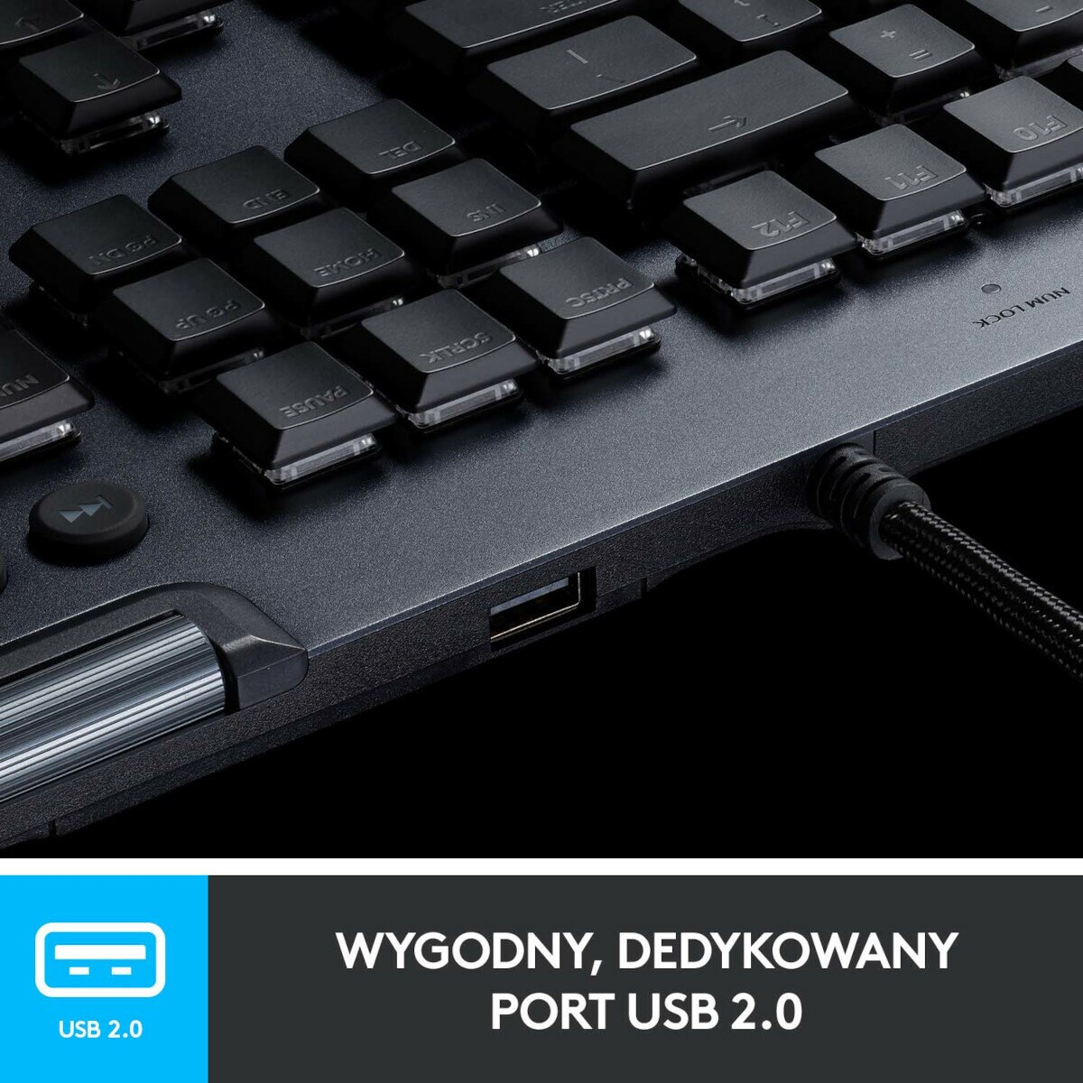 Czarna klawiatura z portem USB 2.0 i tekstem 'WYGODNY, DEDYKOWANY PORT USB 2.0'.