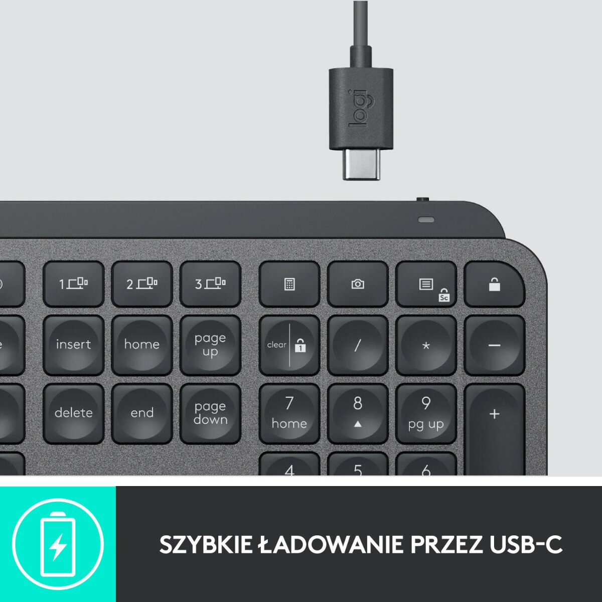 Zbliżenie klawiszy klawiatury z kablem USB-C. Białe tło.