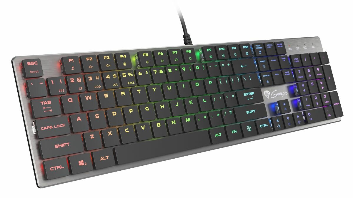 Klawiatura komputerowa z różnymi klawiszami i kolorowym podświetleniem, na białym tle.