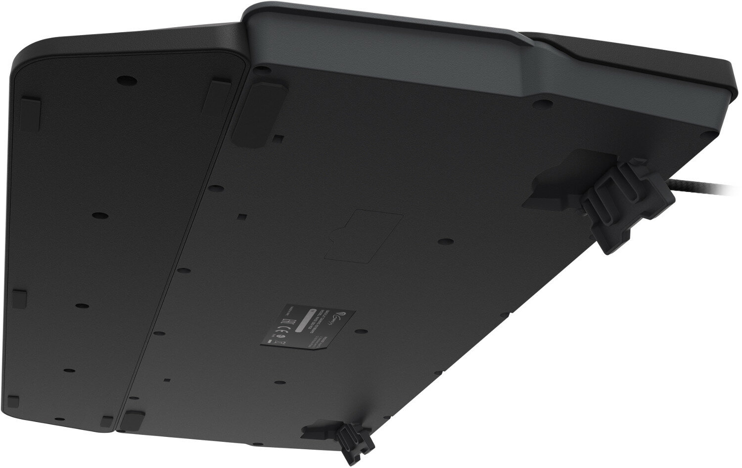 Spód czarnej klawiatury, z nóżkami, kablem i widocznymi szczegółami złącza.