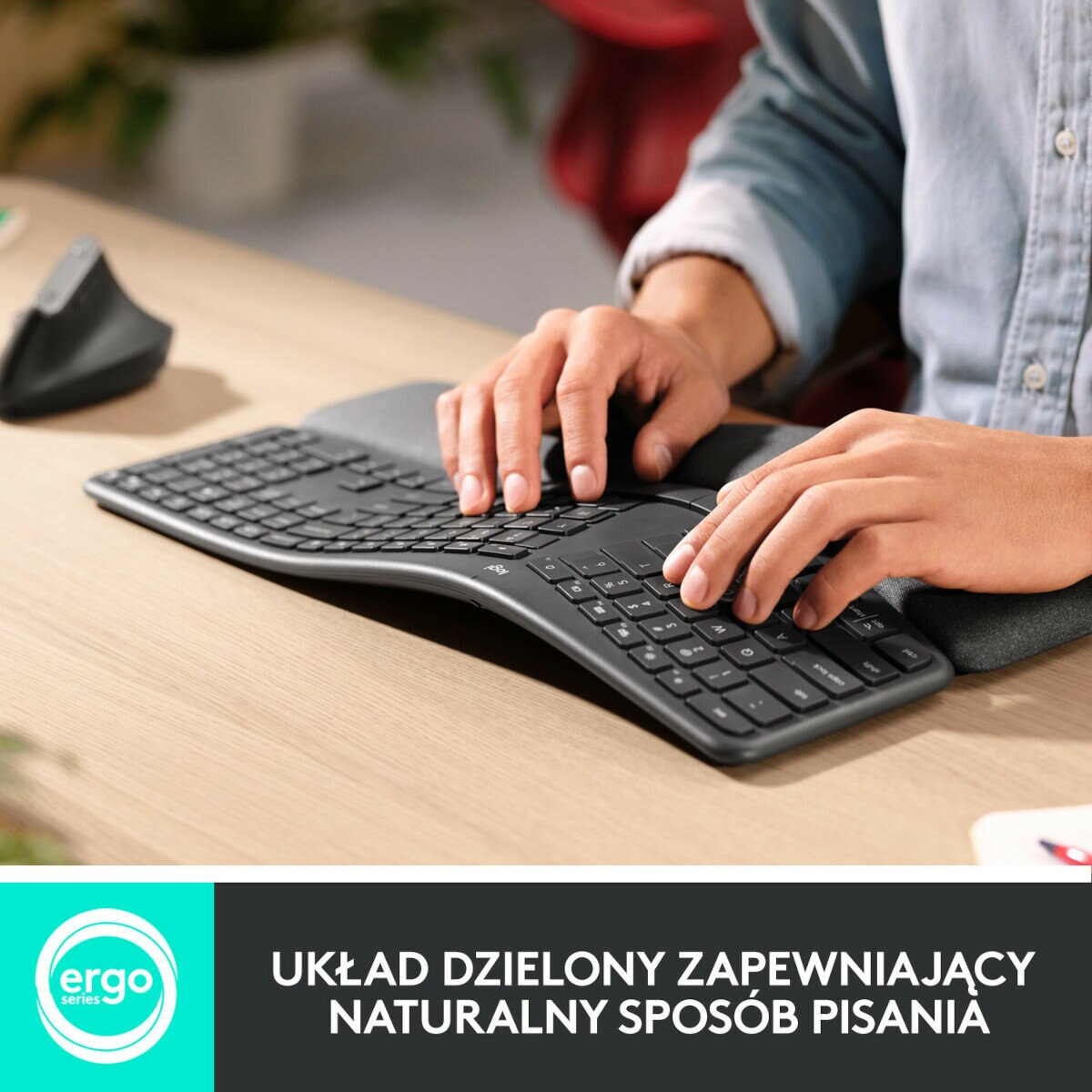 Ręce piszące na dzielonej ergonomicznej klawiaturze. Obecna jest również podpórka pod nadgarstki.