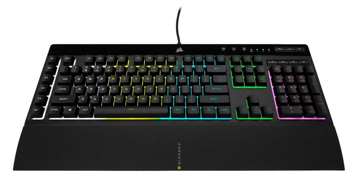 Czarna klawiatura z wielokolorowymi klawiszami. Logo Corsair na dole.