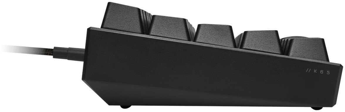 Widok z boku czarnej klawiatury z kablem. Klawiatura ma nowoczesny design, ze skośnymi krawędziami i płaskimi klawiszami.