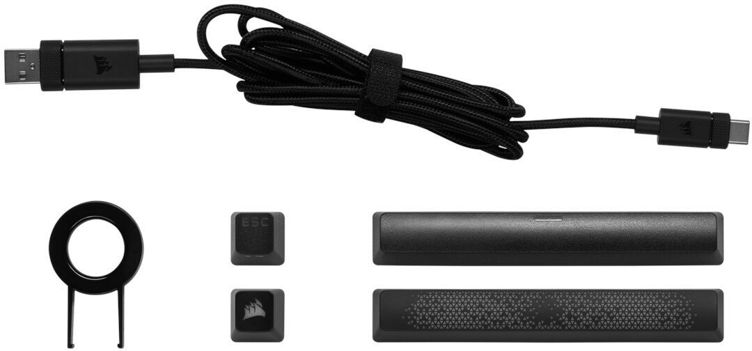 Akcesoria do klawiatury. Czarny kabel USB, ściągacz do klawiszy, klawisz ESC i spacja.