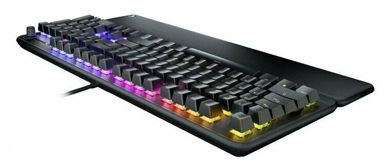 Zbliżenie czarnej klawiatury do gier. Posiada podświetlenie RGB i czarne klawisze.