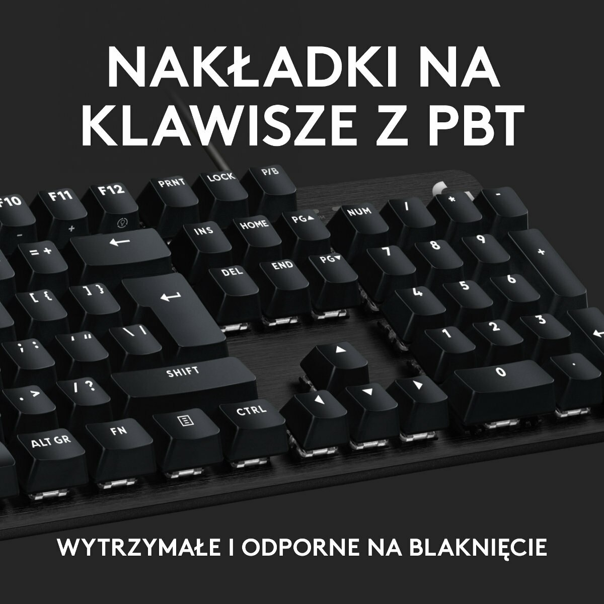 Zbliżenie czarnej klawiatury z czarnymi nakładkami PBT, z napisem WYTRZYMAŁE I ODPORNE NA BLAKNIĘCIE.