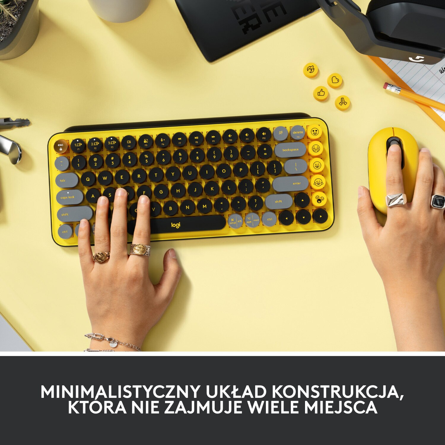 D łonie używające żółtej klawiatury i myszy. Obecne są żółte i szare klawisze oraz mysz.