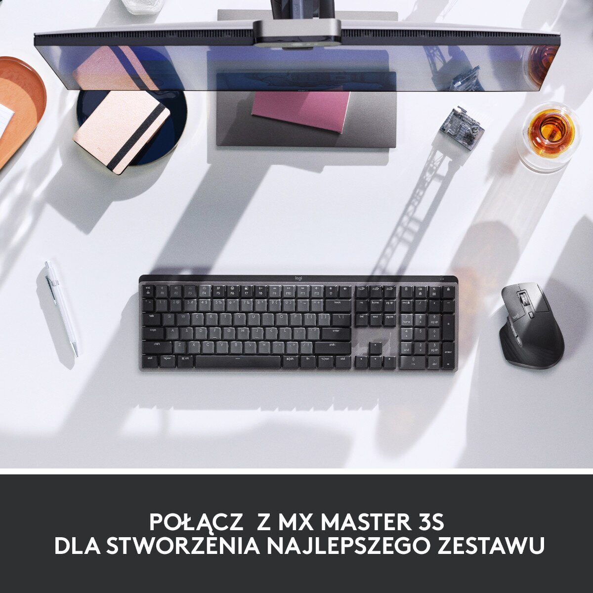 Widok z góry na biurko z klawiaturą, myszą, monitorem i innymi przedmiotami.