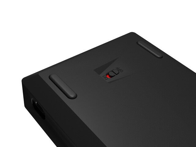 Czarna podstawa klawiatury z dwiema gumowymi nóżkami i przełącznikiem on/off.