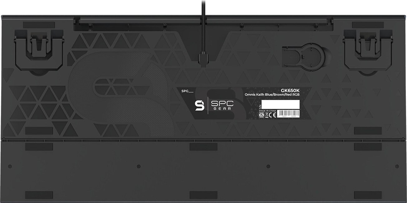 Spód czarnej klawiatury z etykietami SPC GEAR i CK650K oraz kablem.