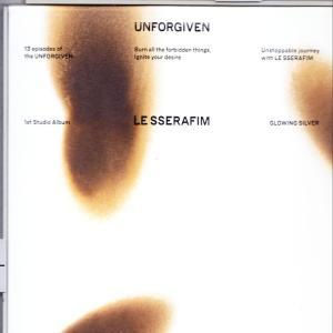 Fehér albumborító barna foltokkal. Szöveg: UNFORGIVEN, LE SSERAFIM és a lángoló vágyakról szóló mondatok. Fénylő ezüst.