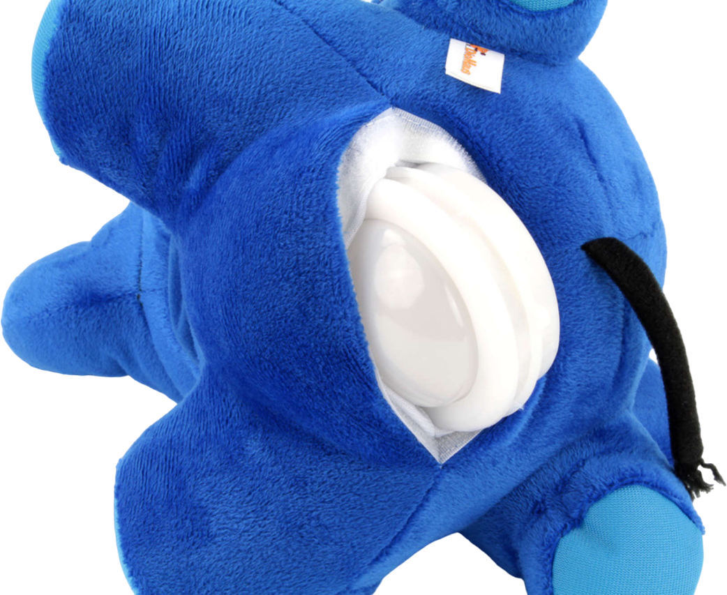 Éléphant en peluche bleu avec une partie blanche visible à travers une ouverture.