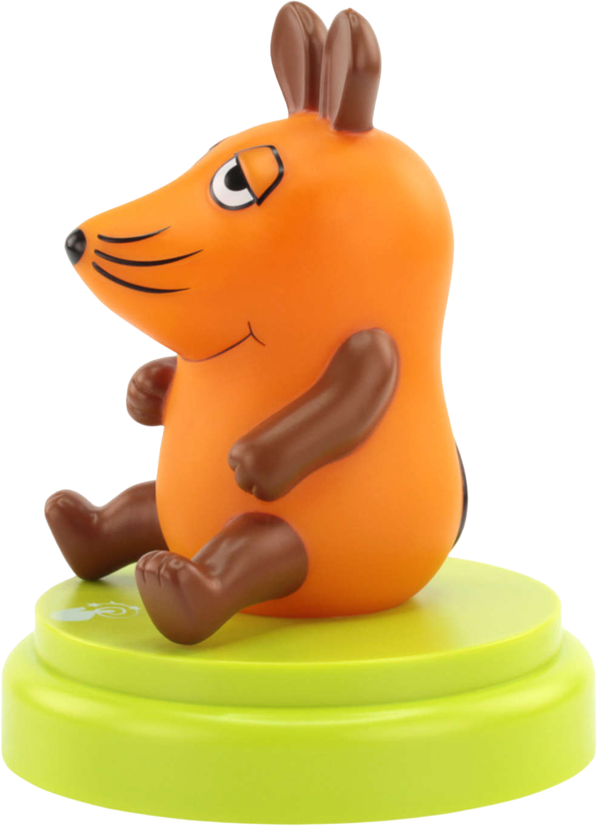 Figura di topo dei cartoni animati arancione su una base verde. Orecchie e braccia marroni. Sfondo bianco.