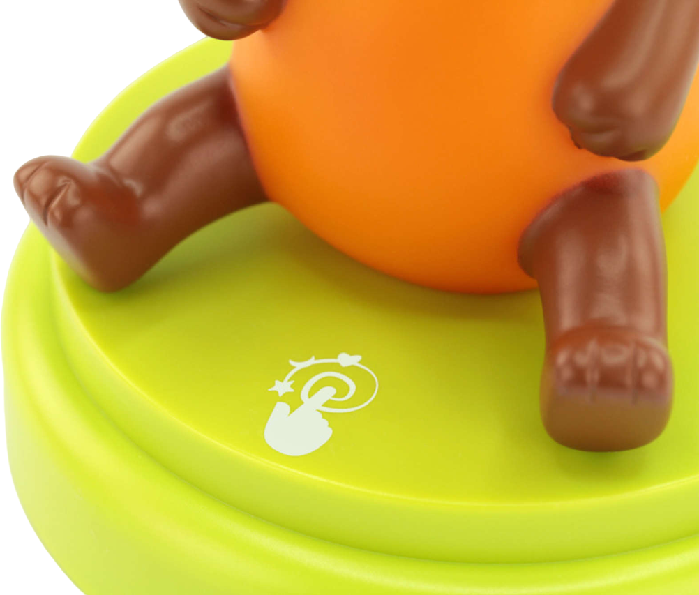 Primo piano di un personaggio con corpo arancione e gambe marroni.