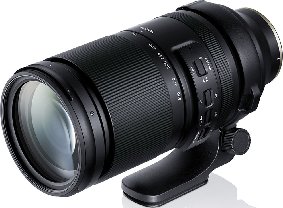 Un objectif Tamron noir avec une bague de zoom et des boutons de commande.