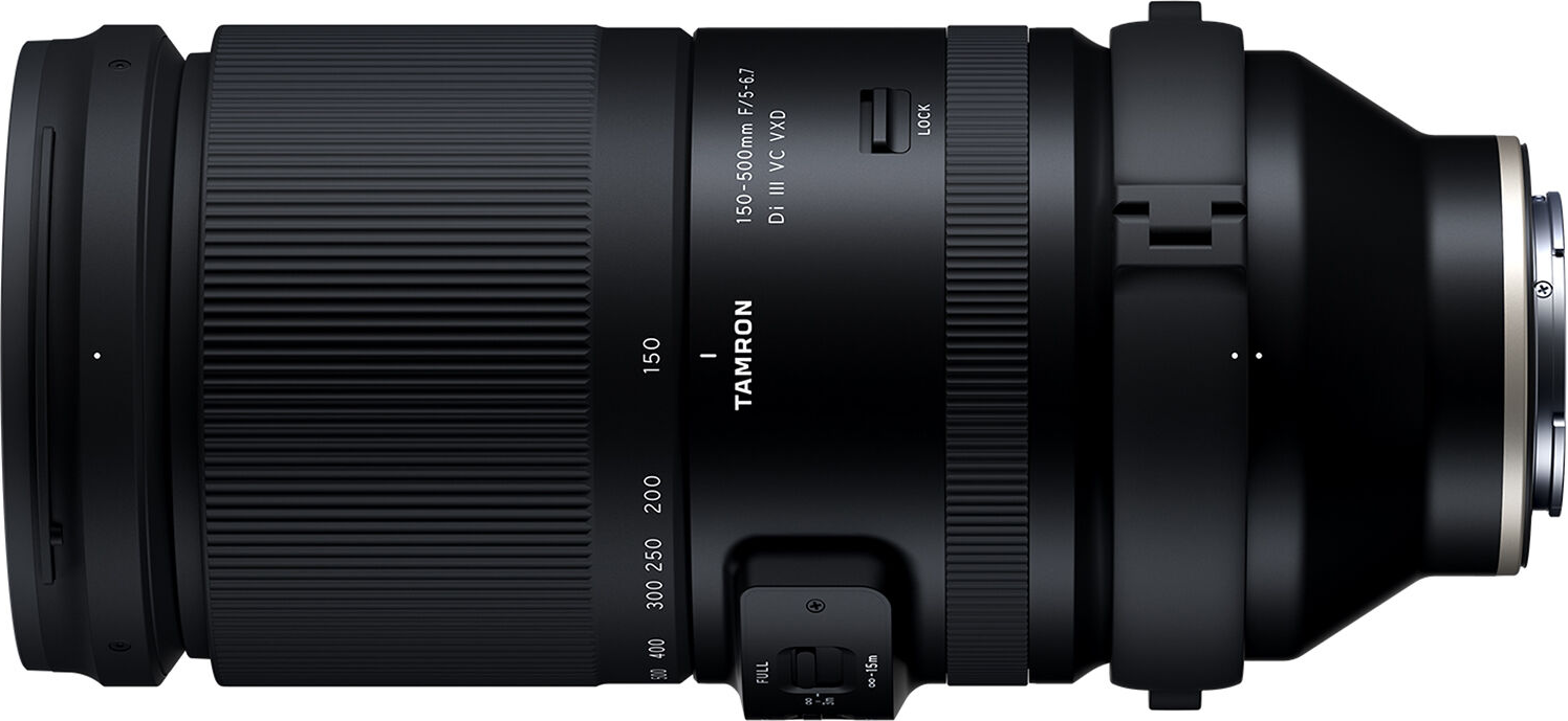Objectif Tamron noir 150-500mm avec bague de zoom et sélecteur limiteur.