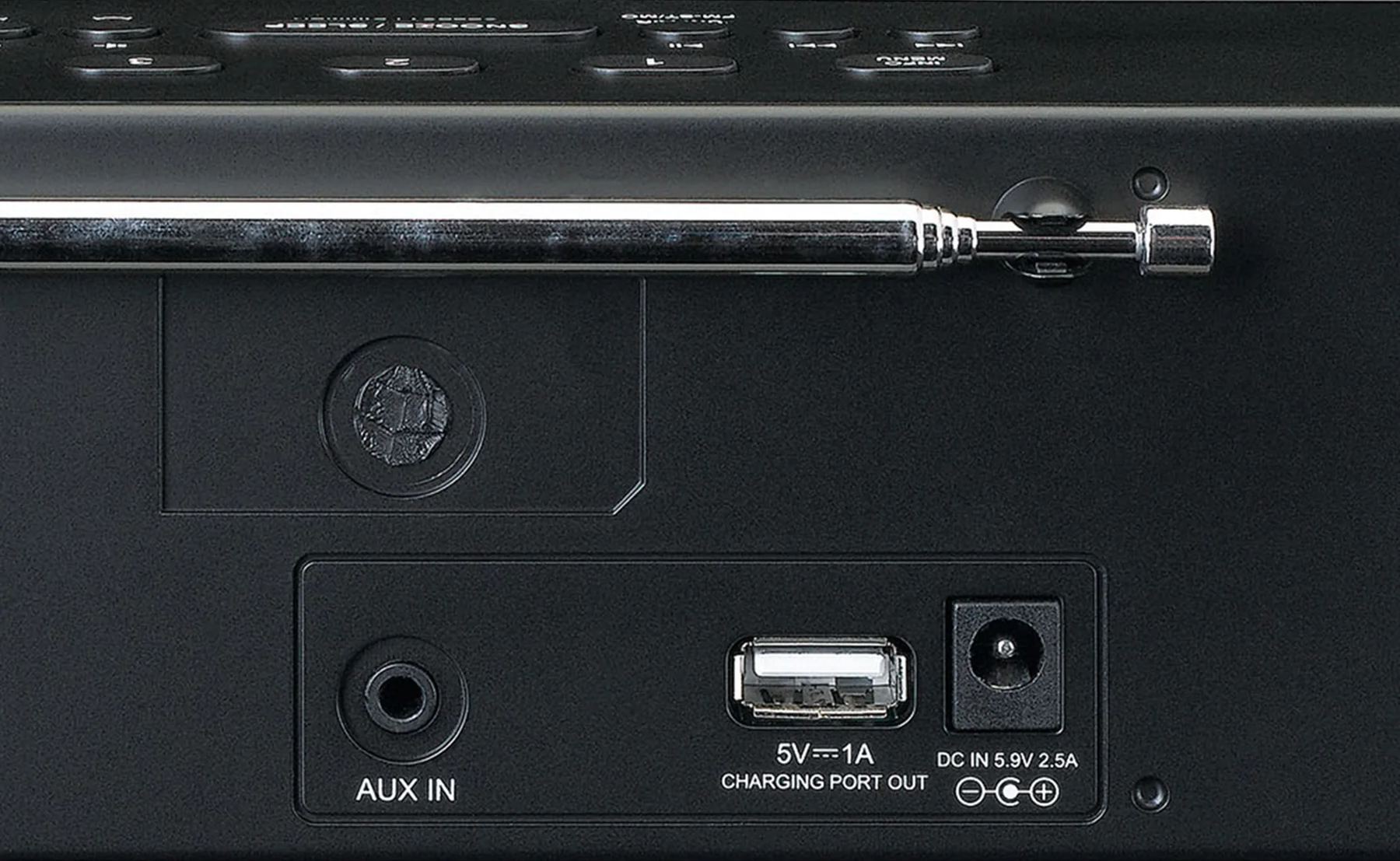 Panneau arrière d'une radio noire. Il dispose d'une antenne, de ports AUX IN, USB et CC.