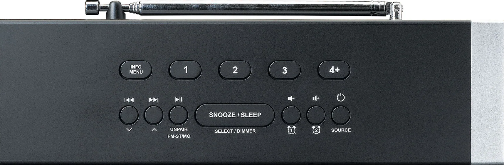Gros plan d'un appareil audio noir, avec des boutons et une antenne.