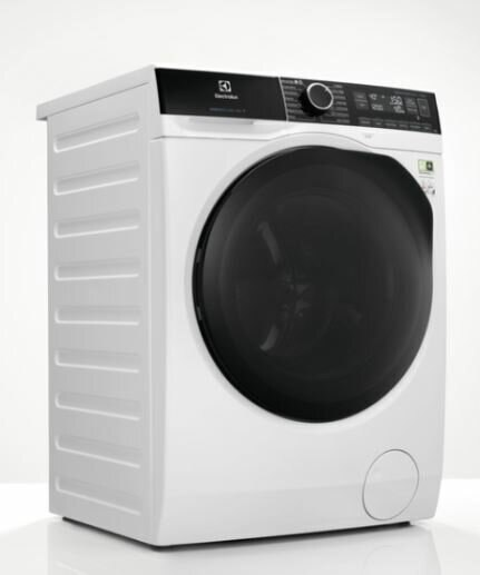 Biała pralka z czarnymi drzwiami i panelem sterowania. Jest na białej powierzchni.