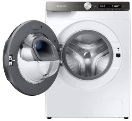 Biała pralka z otwartymi drzwiami. Bęben jest widoczny. Maszyna stoi na białej podłodze.