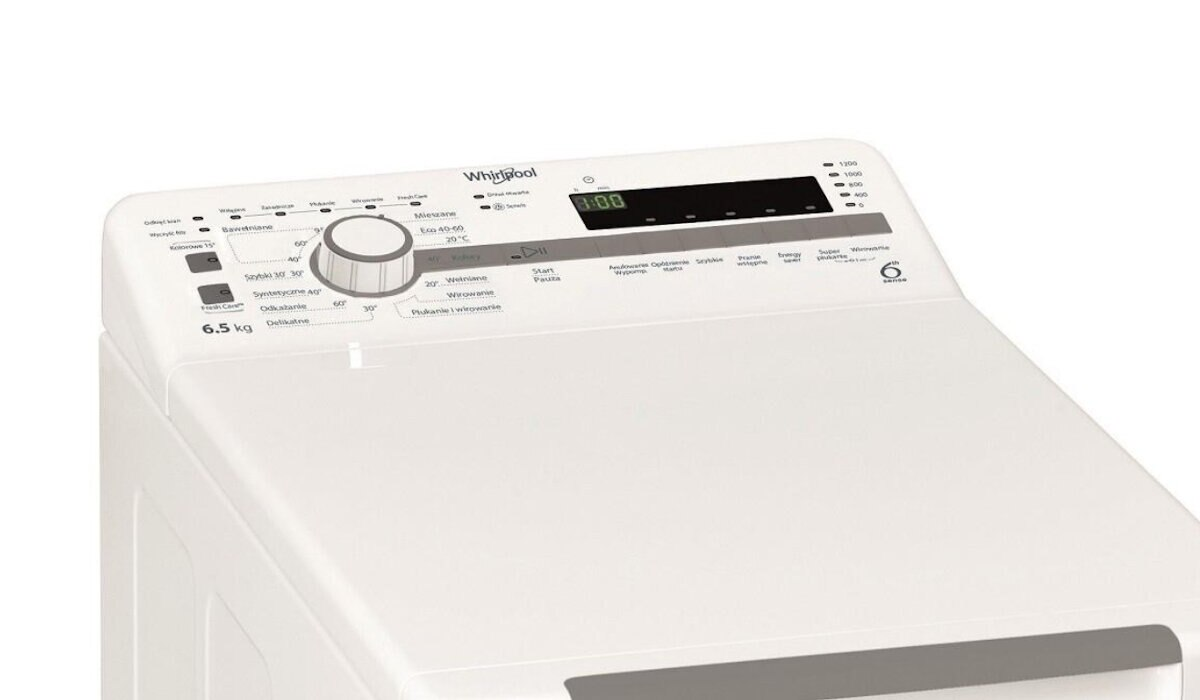 Zbliżenie panelu sterowania białej pralki z różnymi przyciskami i wyświetlaczem.