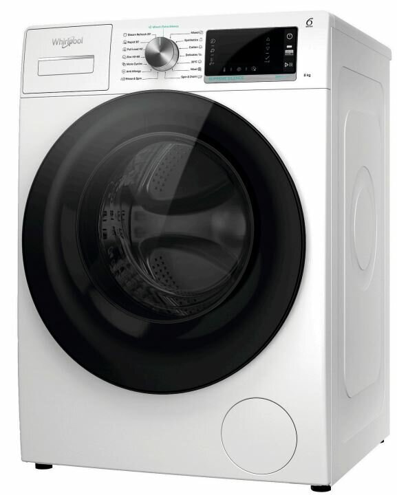 Biała pralka Whirlpool. Ujęcie pod kątem. Czarne drzwi i panel sterowania widoczne.