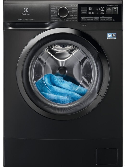 Czarna pralka Electrolux. Ma szklane drzwi z niebieskim ręcznikiem w środku. Wyświetlacz pokazuje ustawienia.