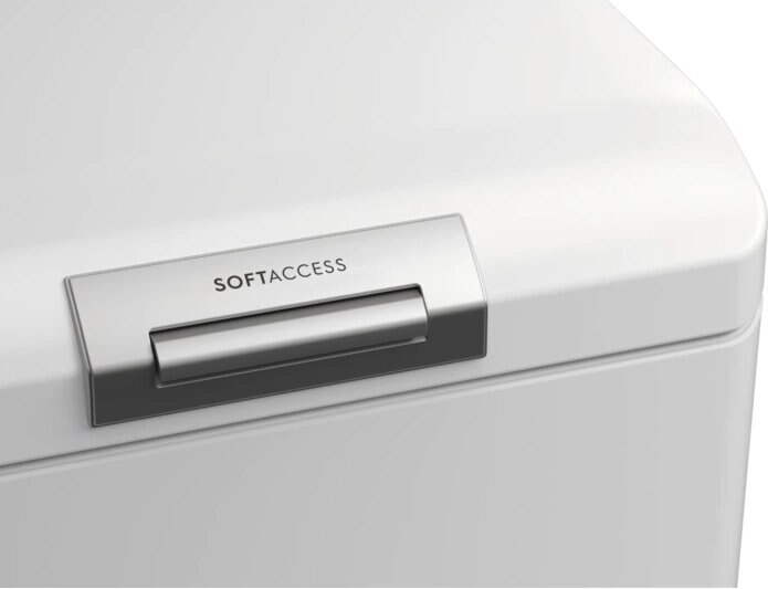 Białe drzwi zamrażarki ze srebrnym uchwytem 'SOFTACCESS'.