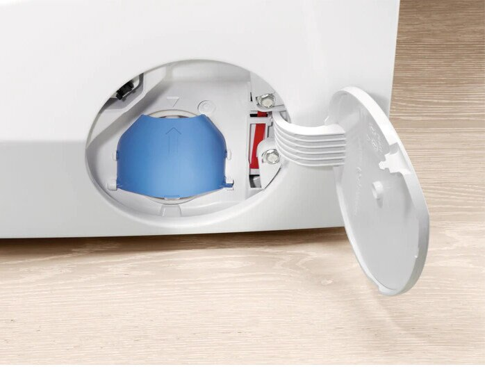 Niebieska nasadka zakrywająca komorę w białej pralce.