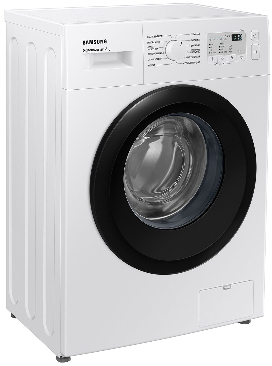 Biała pralka z czarnymi drzwiami i panelem sterowania. Izolowana.